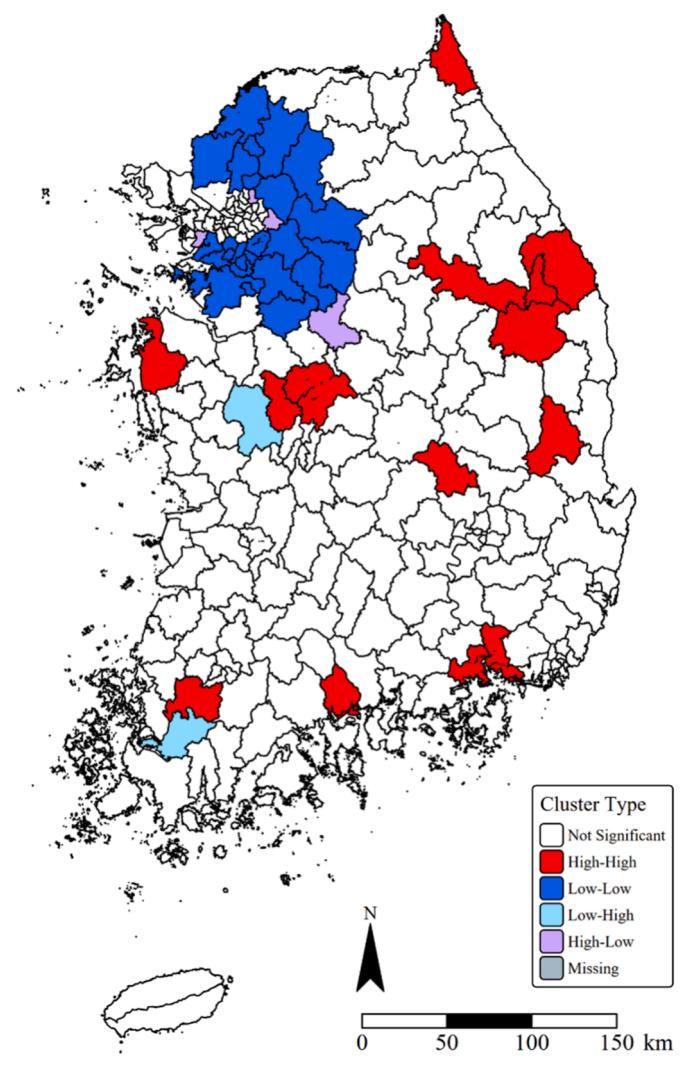 ICDD 의 LISA cluster map (Fig 4): 서울 인근 시흥·광명의 low-low cluster vs 강원·경상 동남부의 high-high cluster. 본 논문이 디지털 격차의 spatial 재생산 메커니즘을 도시별로 visualize 한 핵심 그림. Smart city governance 적극 도시 (시흥의 2018 국가전략 demo 도시, 광명의 2023~2027 Smart City Plan) 가 spatial contagion 으로 낮은 ICDD 군집을 형성하는 반면, smart city alliance 미가입 노령 농촌 (울진·봉화) 은 high-high cluster.